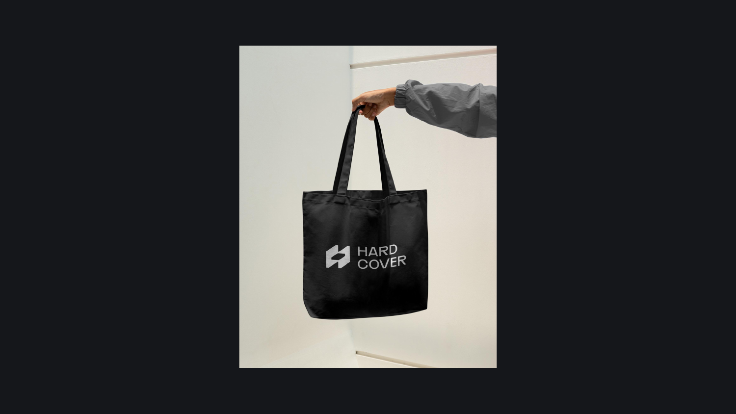 Mockup de ecobag preta com logotipo Hardcover