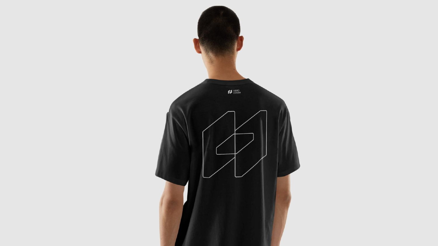Mockup de camiseta preta com símbolo Hardcover nas costas